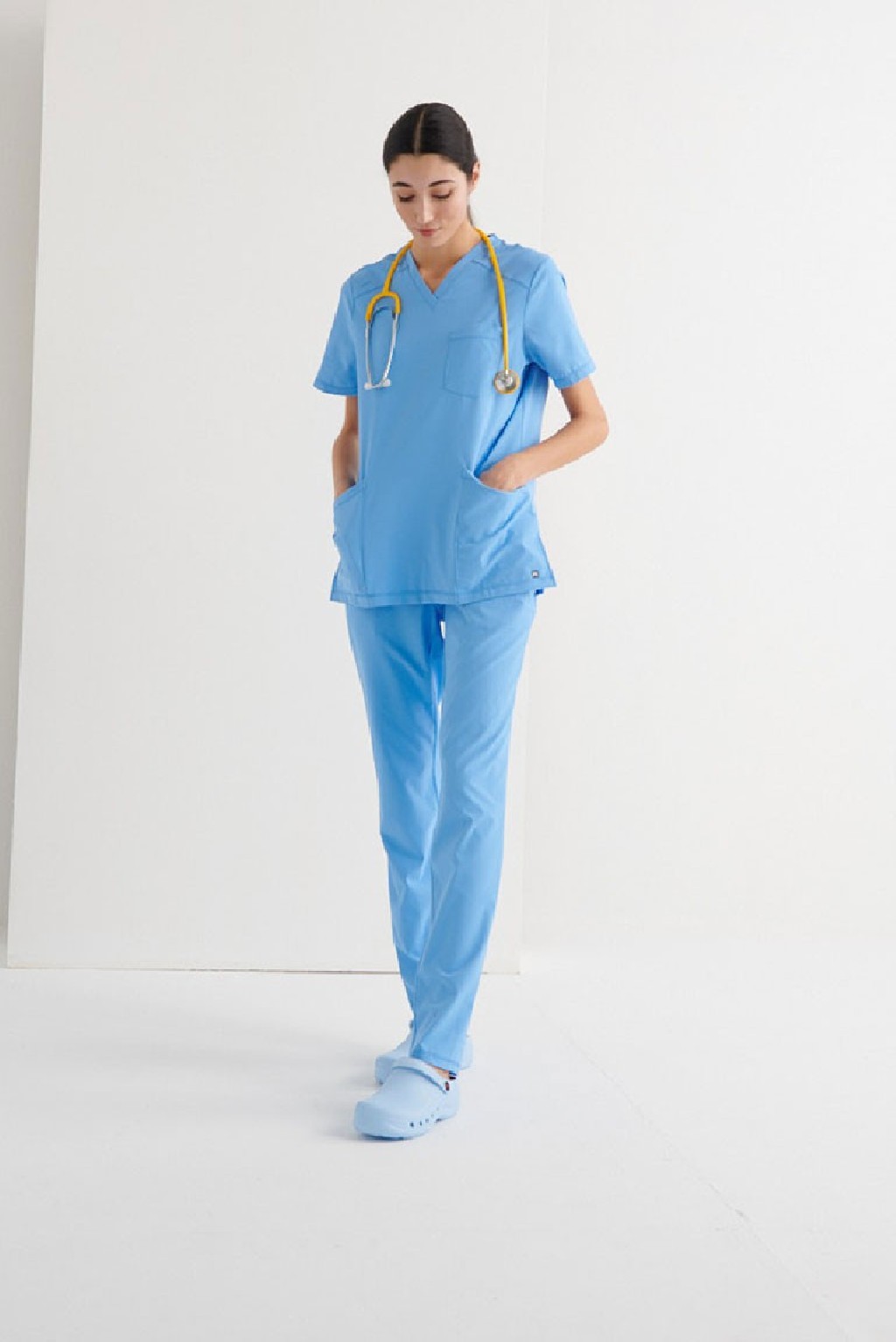 Casaca Sanitaria Cuello V Phoenix 23.24 – WORKERS UNIFORMES