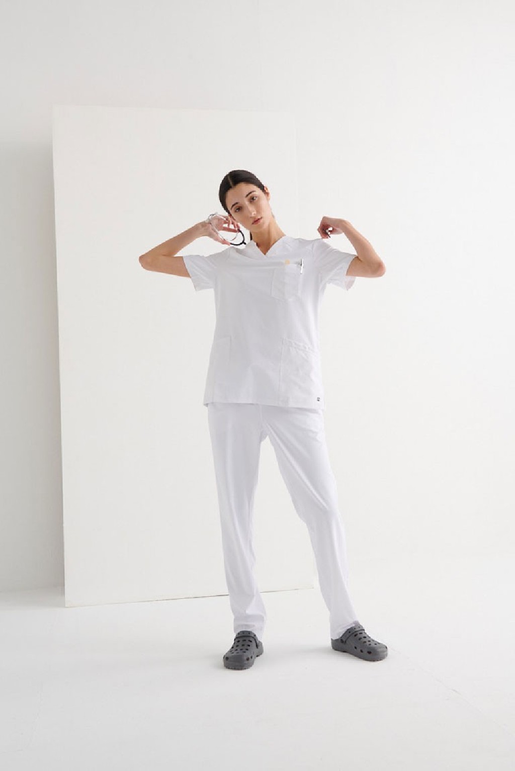 Casaca Sanitaria Cuello V Phoenix 23.24 – WORKERS UNIFORMES