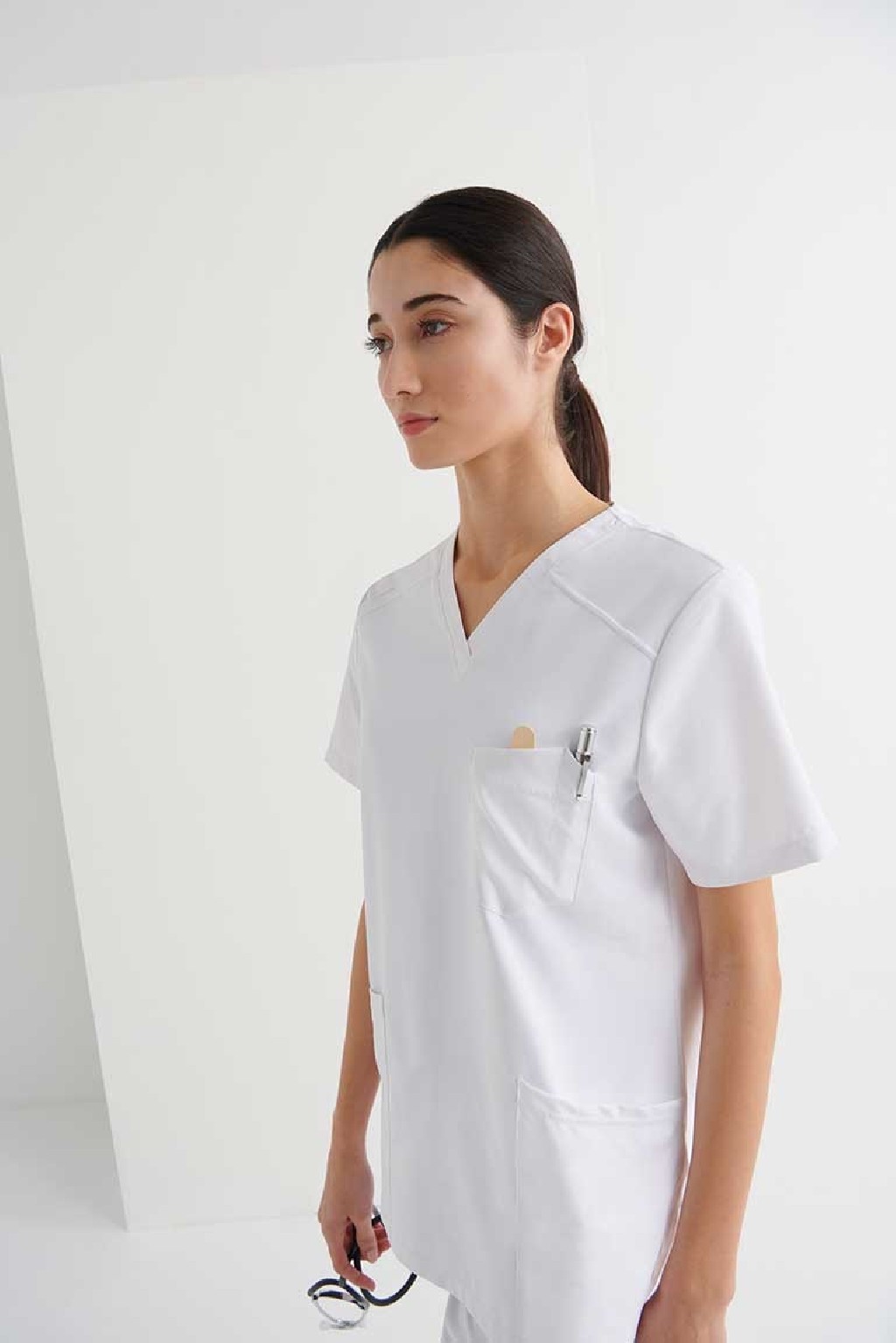 Casaca Sanitaria Cuello V Phoenix 23.24 – WORKERS UNIFORMES