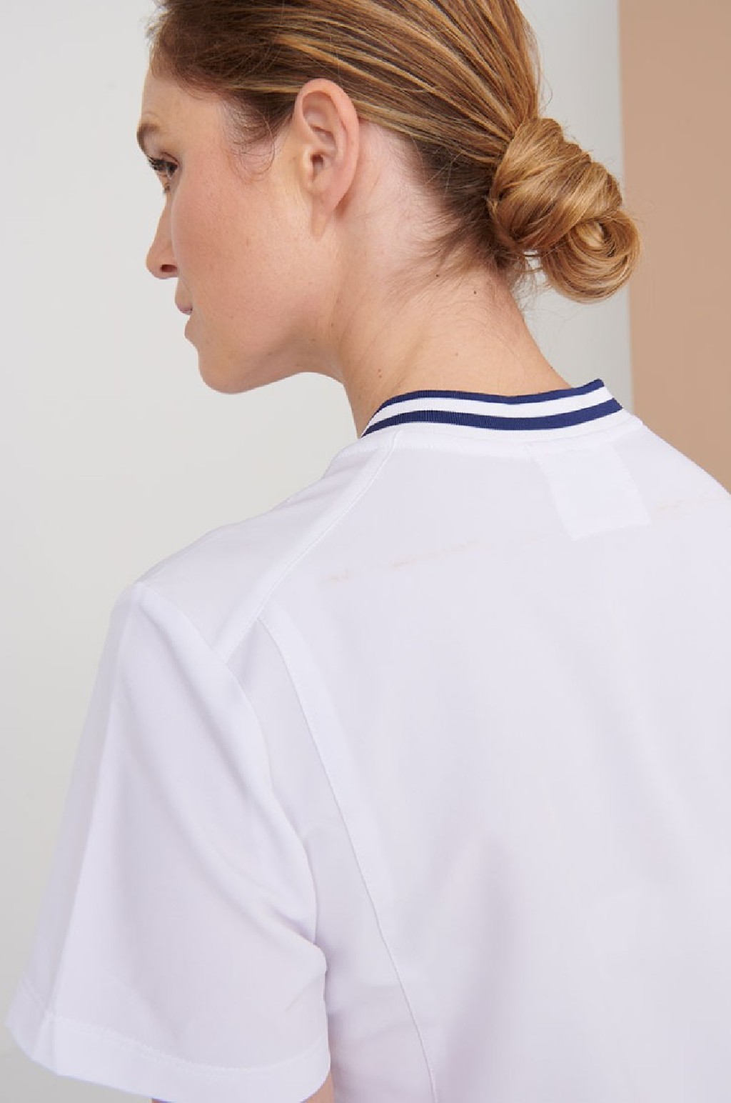Casaca Sanitaria Cuello V Slim Fit – WORKERS UNIFORMES