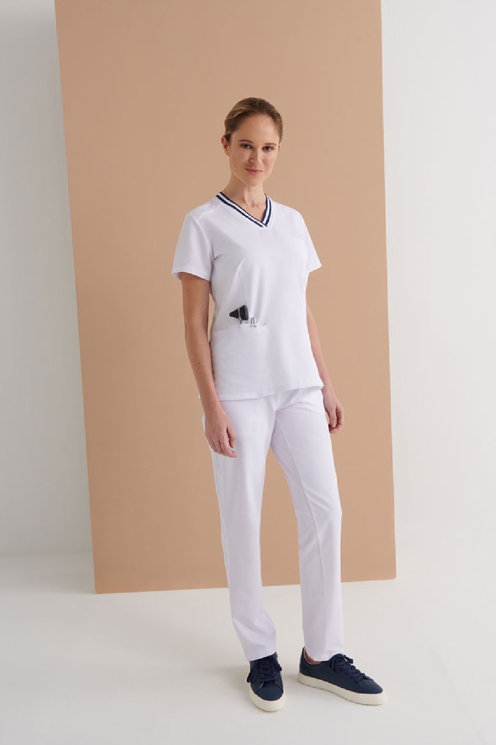 Casaca Sanitaria Cuello V Slim Fit – WORKERS UNIFORMES