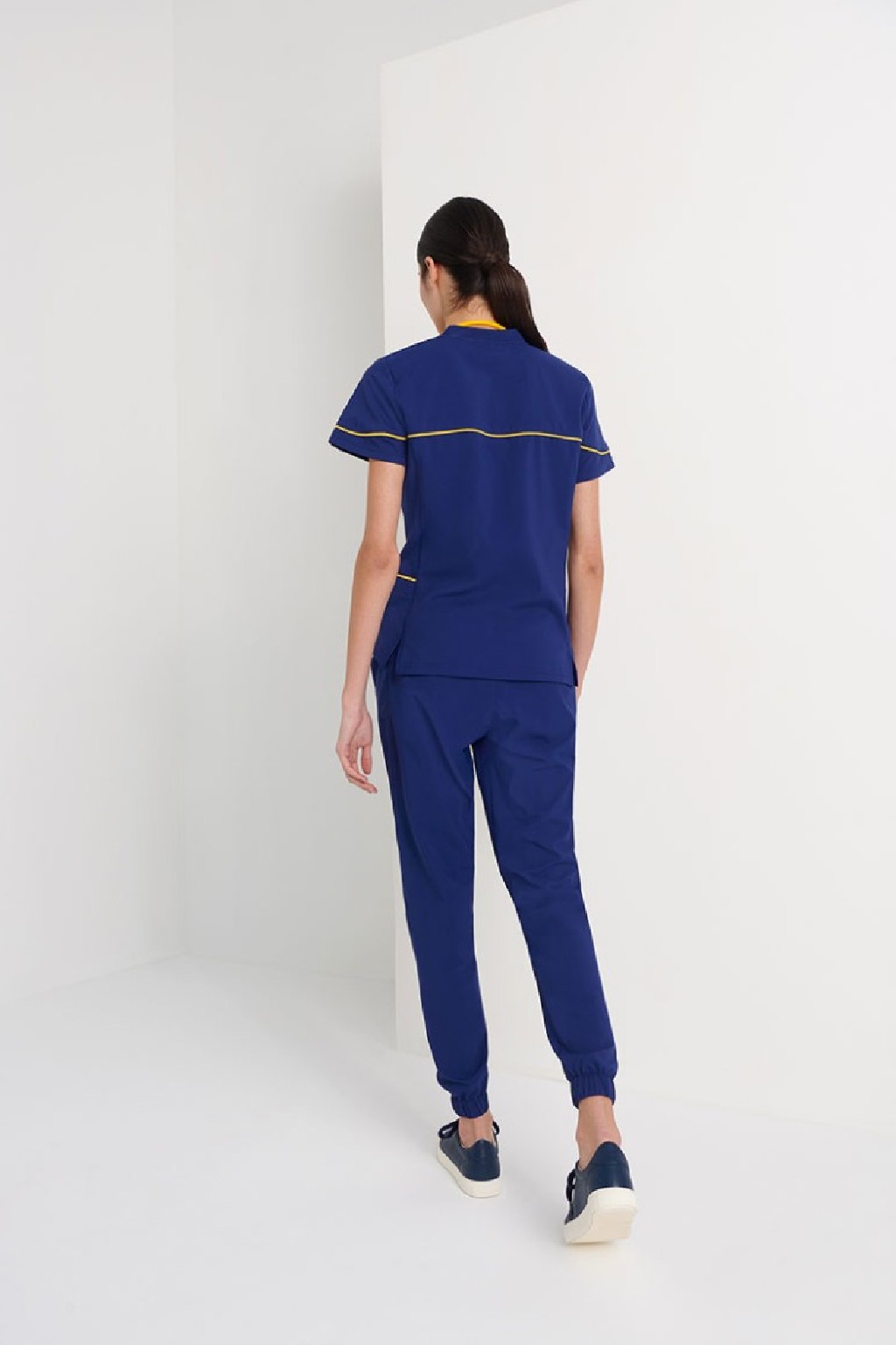 Casaca Sanitaria Cuello V Rib Slim Fit – WORKERS UNIFORMES