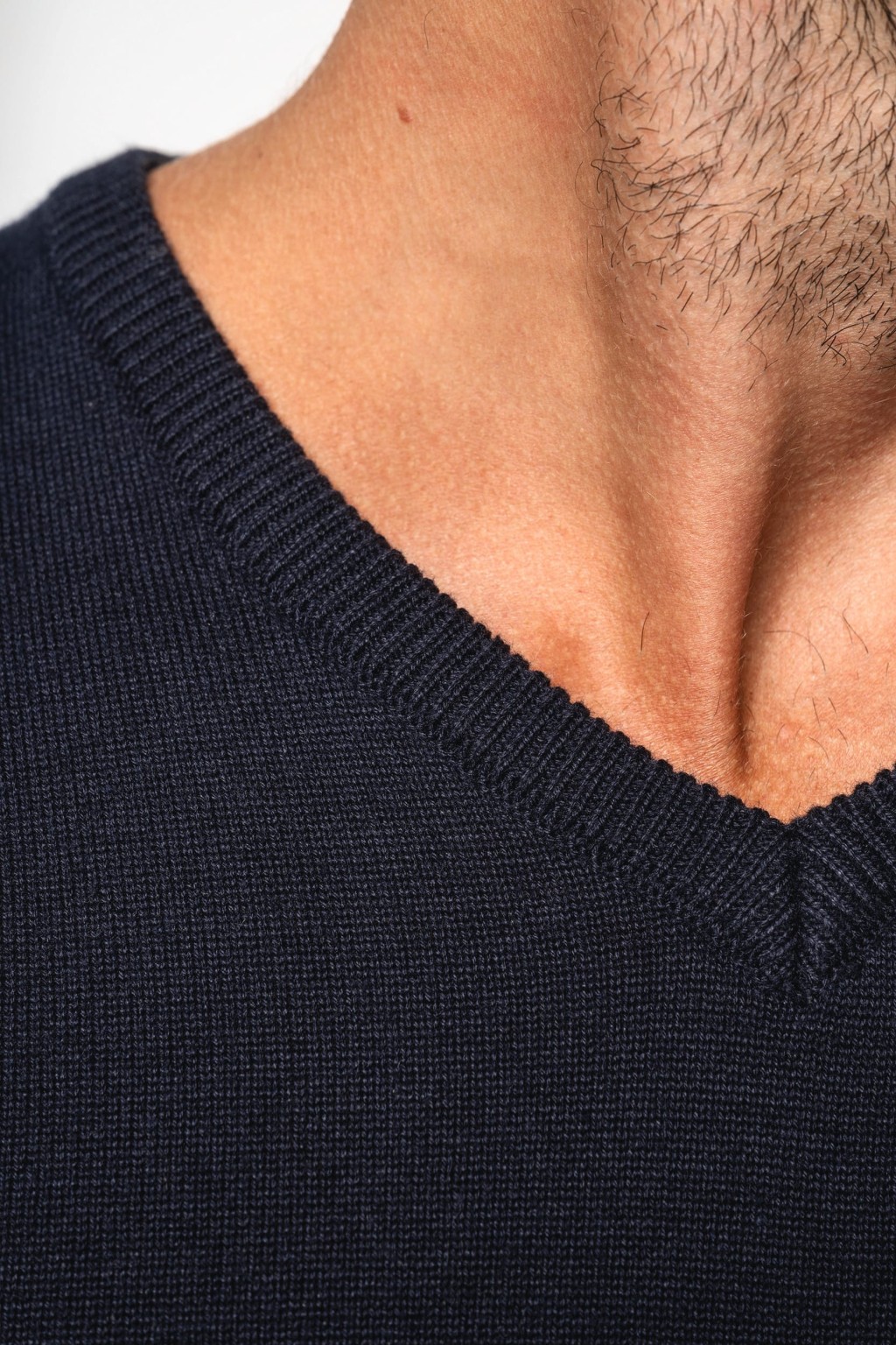 Jersey Cuello de Pico Hombre Kariban K965| Uniforme Profesional Elegante | Workers Uniformes
