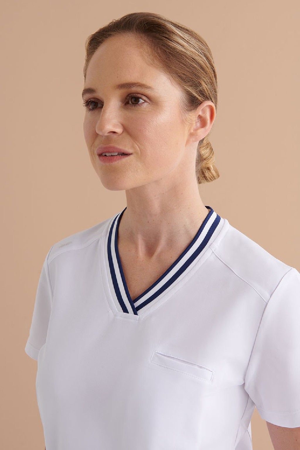 Casaca Sanitaria Cuello V Slim Fit – WORKERS UNIFORMES
