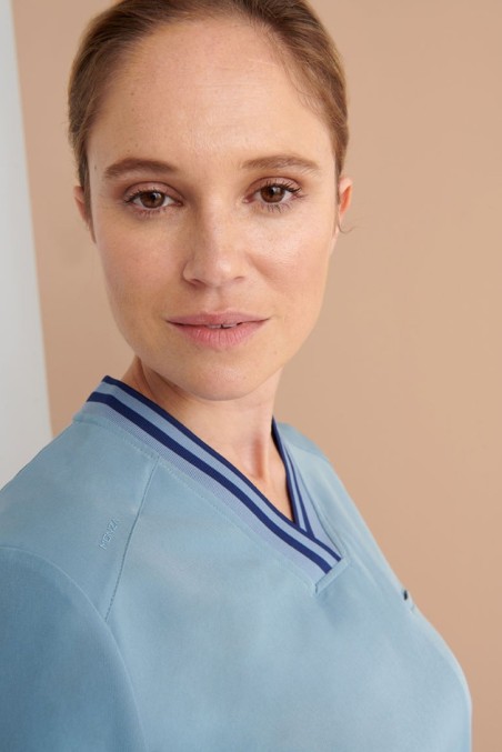 Casaca Sanitaria Cuello V Slim Fit – WORKERS UNIFORMES