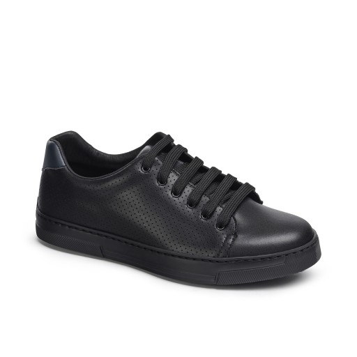 🔹 Características principales  Calzado sanitario tipo zapatilla con cordones Diseño tipo bamba moderno y versátil Corte en micr 2