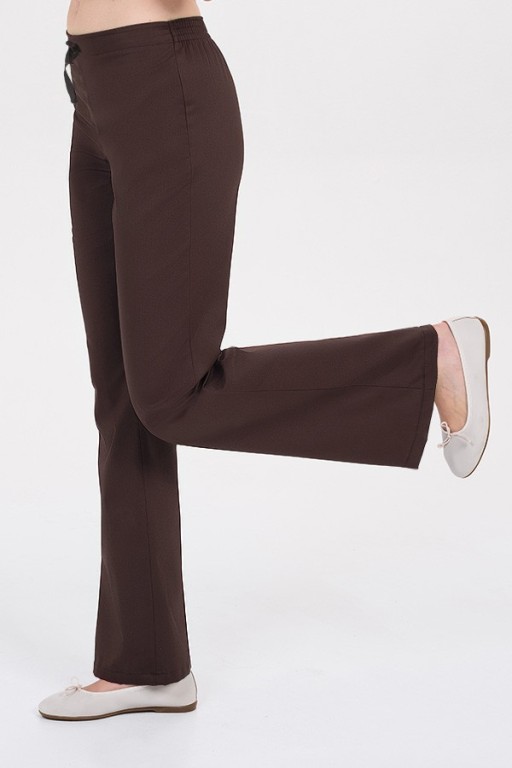 Pantalón mujer marrón acampanado Dyneke | Workers Uniformes 2